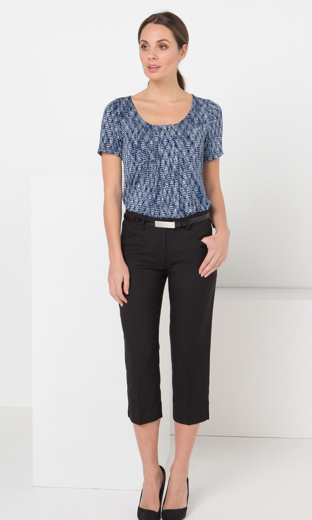 176K-ME-BLK 3/4 skinny leg low rise capri keyloop pant