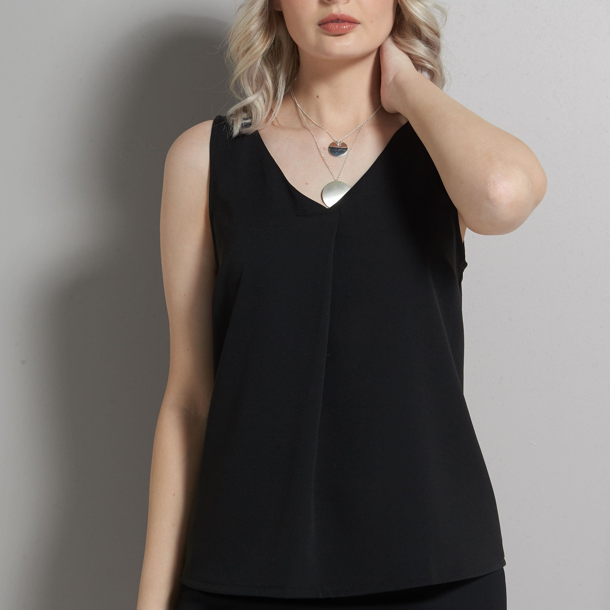 241-CR-BLK Sleeveless front pleat shirt
