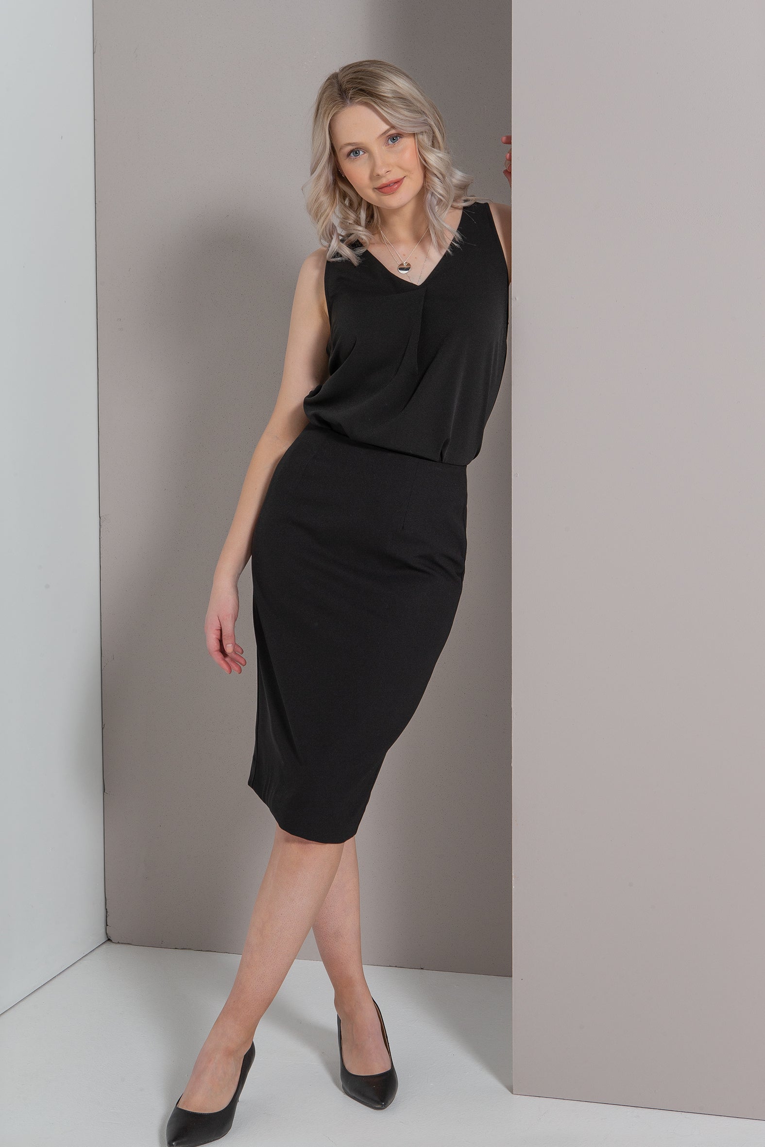 241-CR-BLK Sleeveless front pleat shirt